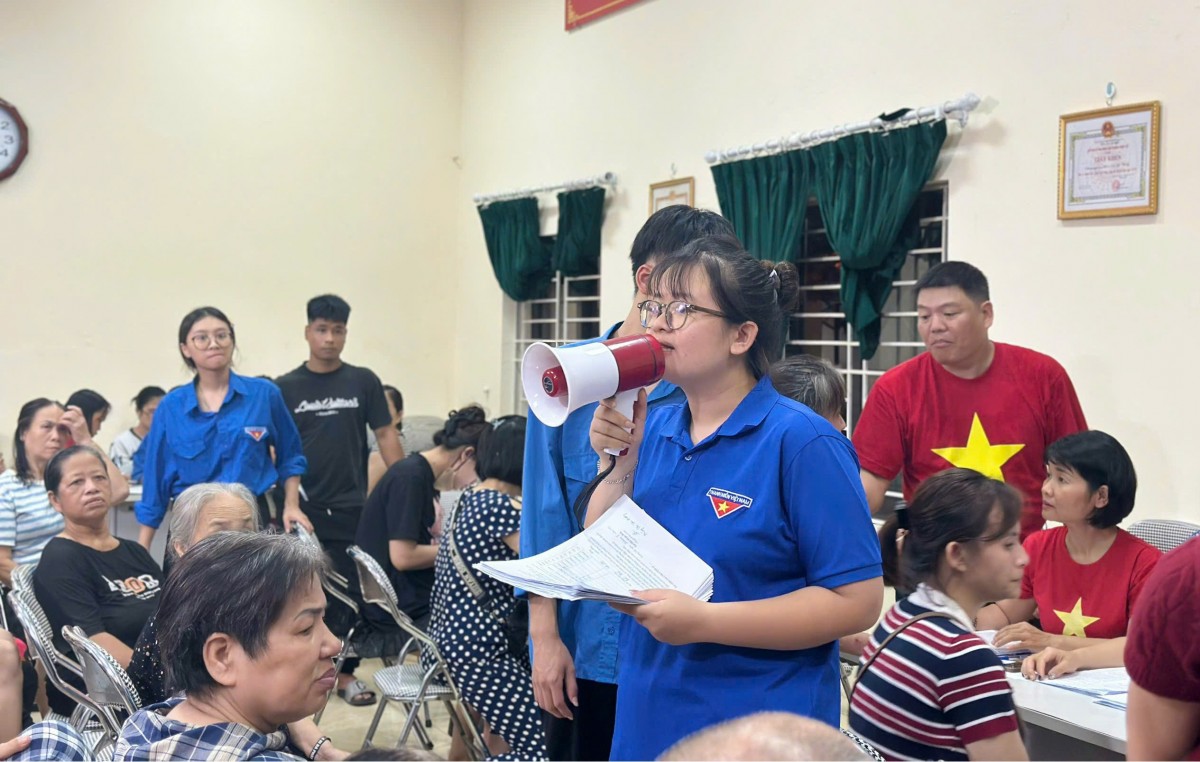 Tuổi trẻ Thủ đô hỗ trợ người dân nhận quà Tết Độc lập