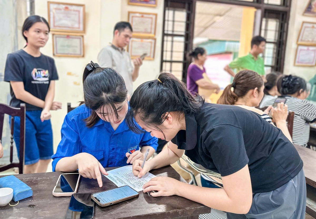 Tuổi trẻ Thủ đô hỗ trợ người dân nhận quà Tết Độc lập