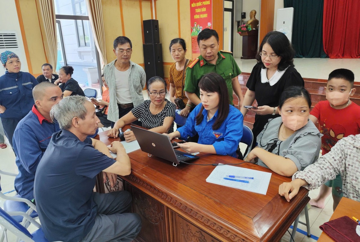 Tuổi trẻ Thủ đô hỗ trợ người dân nhận quà Tết Độc lập