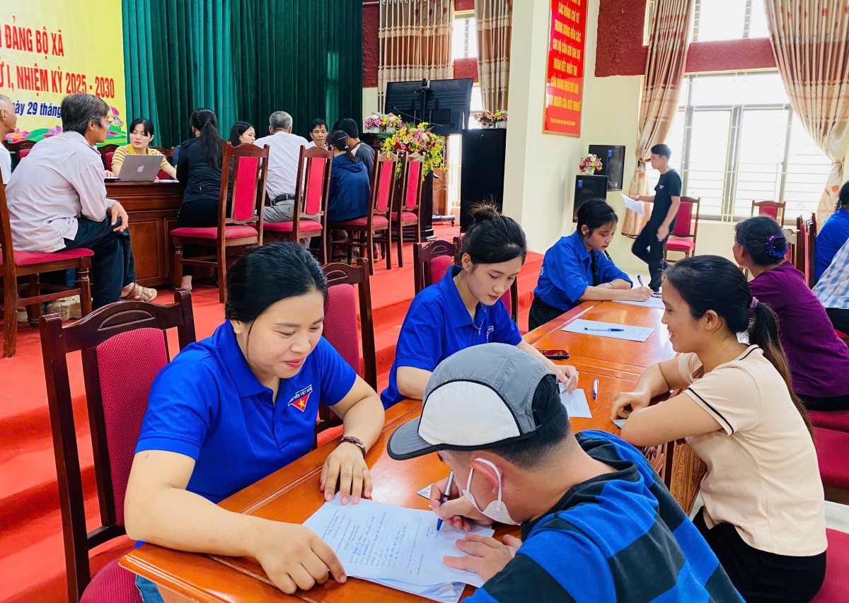 Tuổi trẻ Thủ đô hỗ trợ người dân nhận quà Tết Độc lập