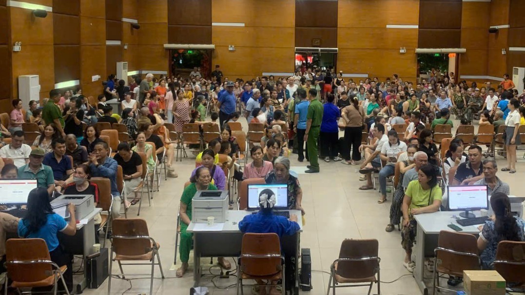 Tuổi trẻ Thủ đô hỗ trợ người dân nhận quà Tết Độc lập