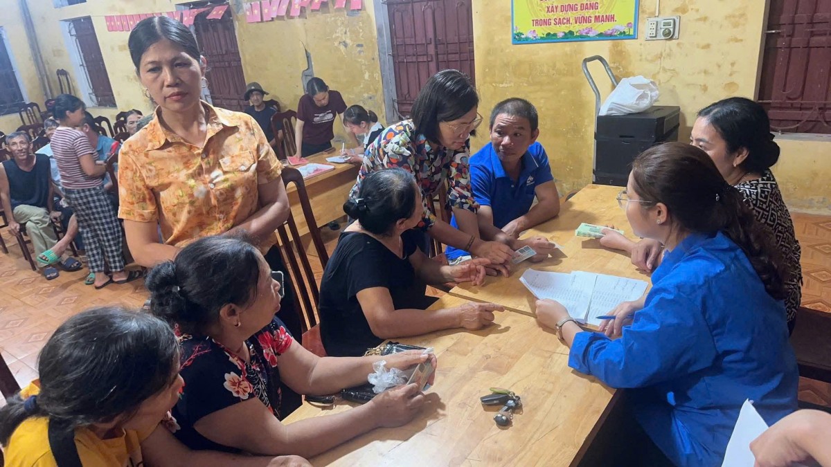 Tuổi trẻ Thủ đô hỗ trợ người dân nhận quà Tết Độc lập