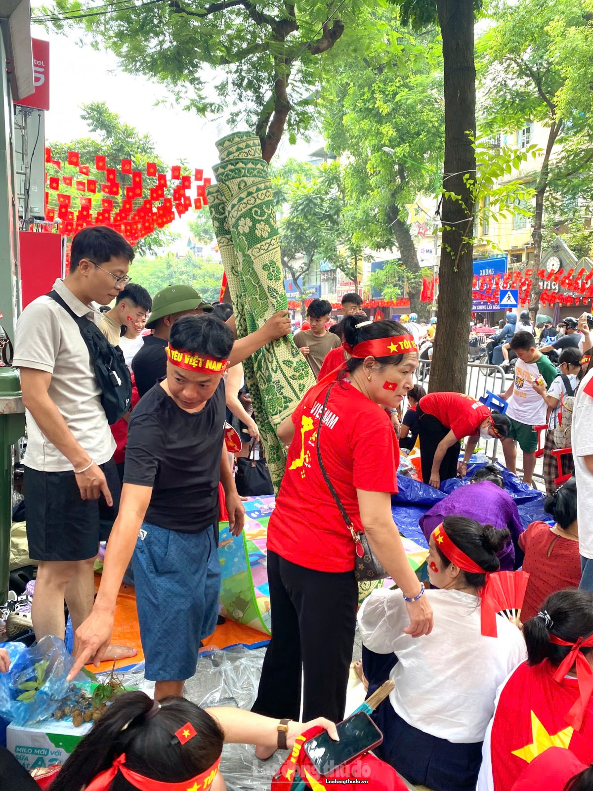 Phố phường Hà Nội rợp sắc đỏ chờ đón Lễ diễu binh, diễu hành Đại lễ A80