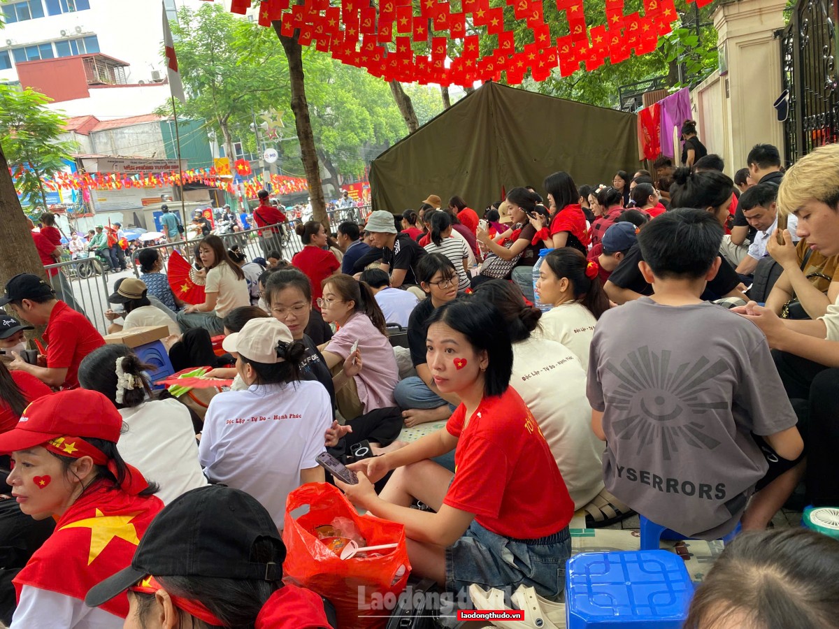 Phố phường Hà Nội rợp sắc đỏ chờ đón Lễ diễu binh, diễu hành Đại lễ A80