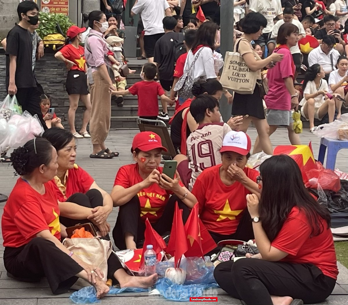 Phố phường Hà Nội rợp sắc đỏ chờ đón Lễ diễu binh, diễu hành Đại lễ A80