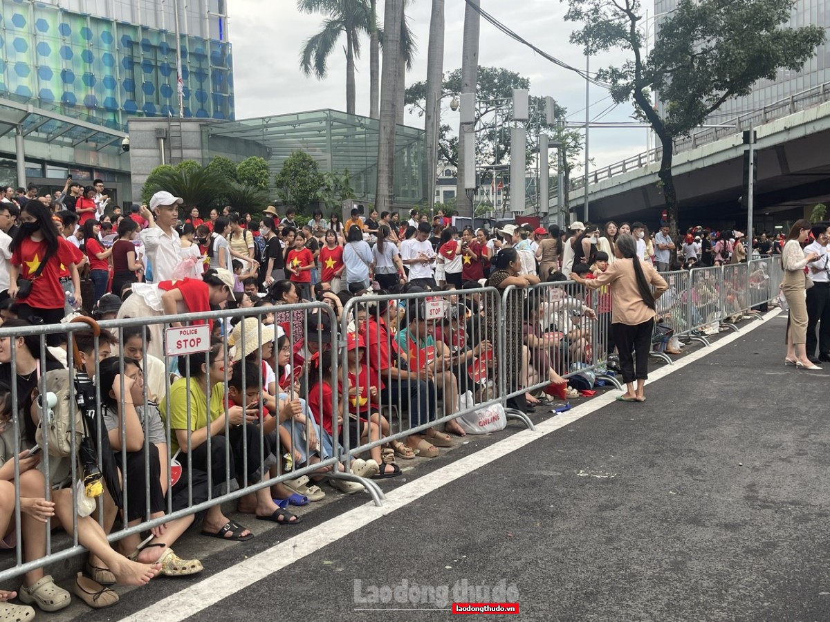 Phố phường Hà Nội rợp sắc đỏ chờ đón Lễ diễu binh, diễu hành Đại lễ A80