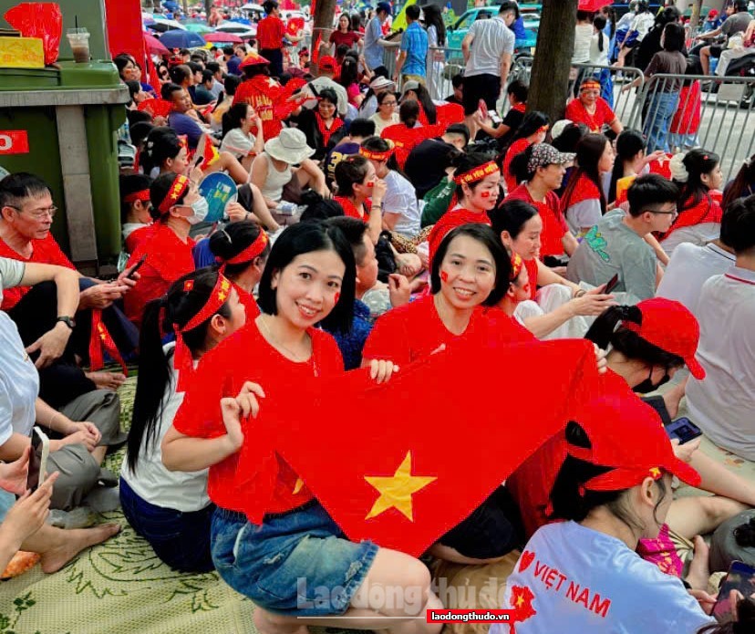 Phố phường Hà Nội rợp sắc đỏ chờ đón Lễ diễu binh, diễu hành Đại lễ A80