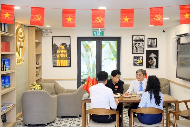 Phó Chủ tịch UBND Thành phố Trương Việt Dũng kiểm tra các hoạt động của Trung tâm Báo chí Thủ đô