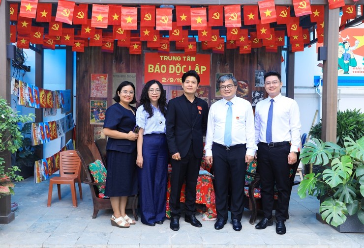 Phó Chủ tịch UBND Thành phố Trương Việt Dũng kiểm tra các hoạt động của Trung tâm Báo chí Thủ đô