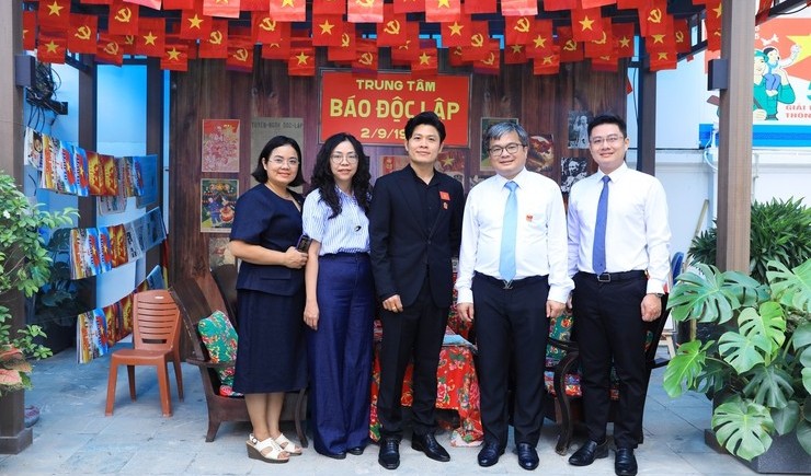 Phó Chủ tịch UBND Thành phố Trương Việt Dũng kiểm tra các hoạt động của Trung tâm Báo chí Thủ đô