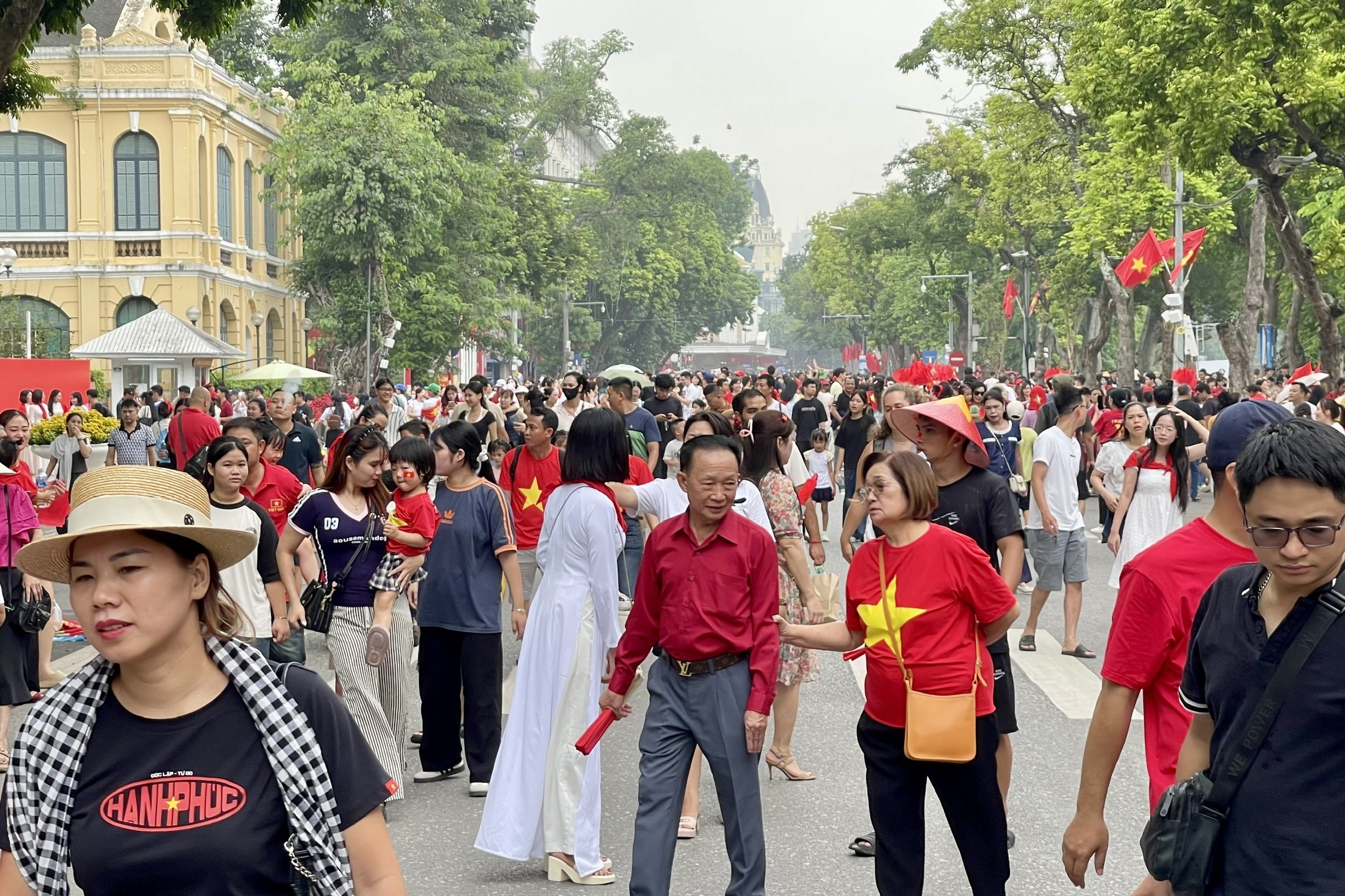 Hàng nghìn người dân đổ về trung tâm Thủ đô, háo hức chờ đón lễ diễu binh