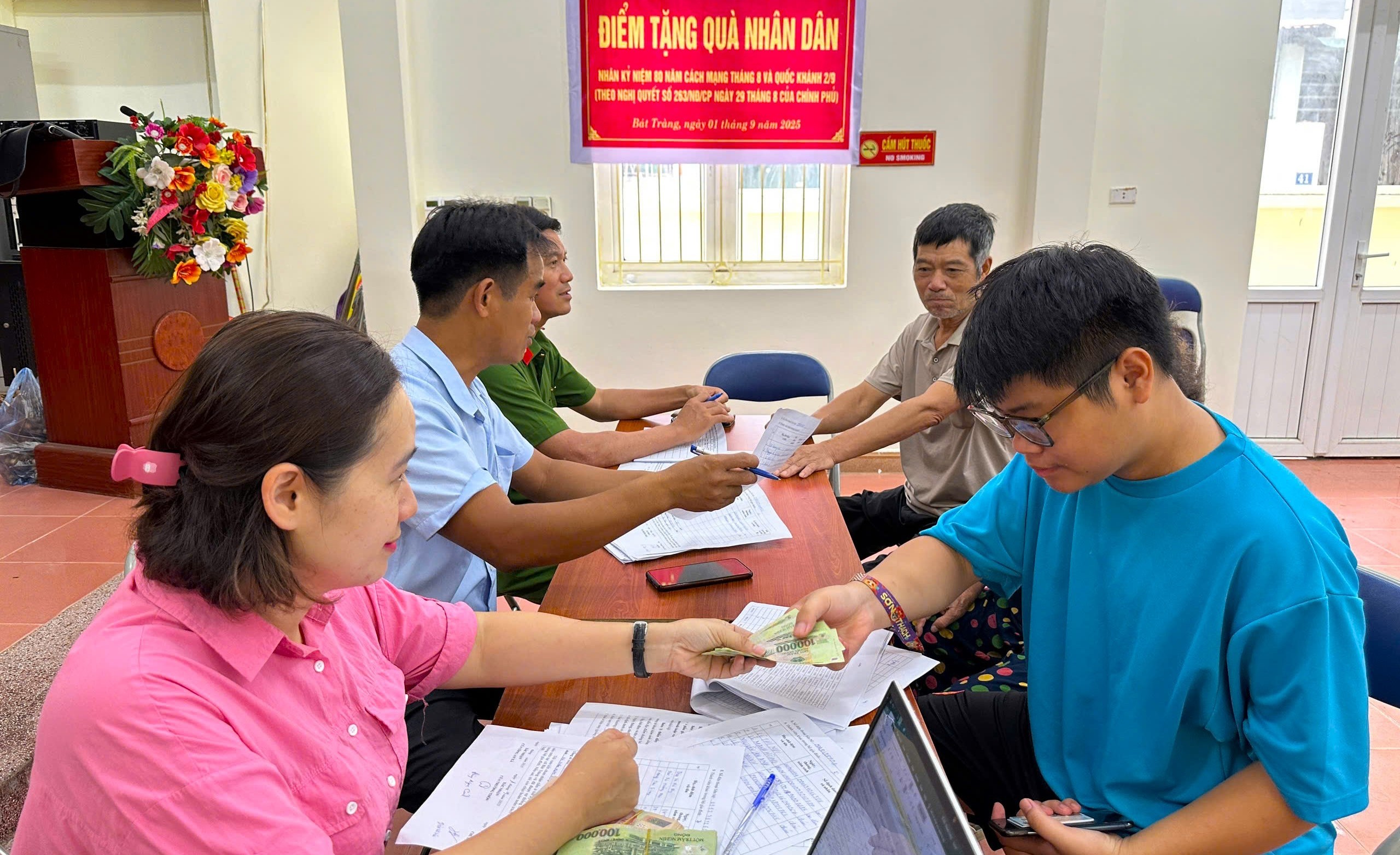 Người dân Thủ đô xúc động nhận quà Tết Độc lập