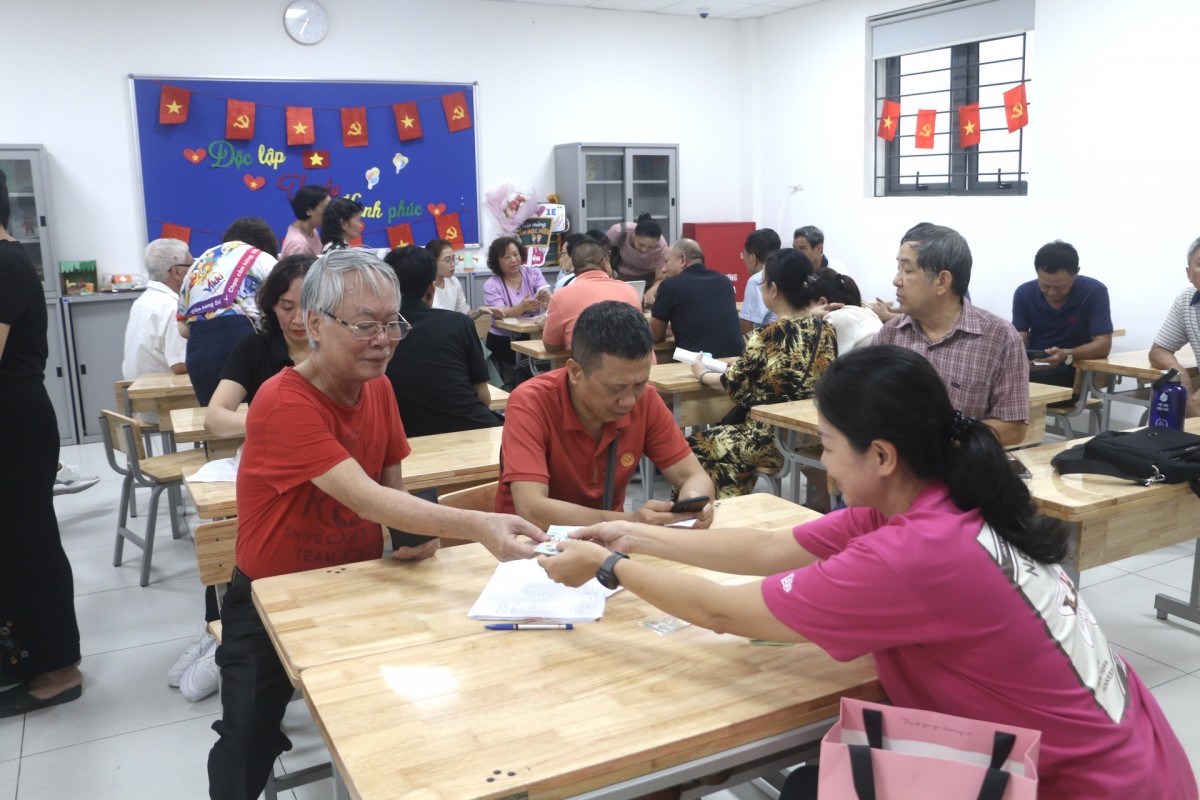 Người dân phường Cửa Nam: “Vui lắm khi nhận quà Tết Độc lập”