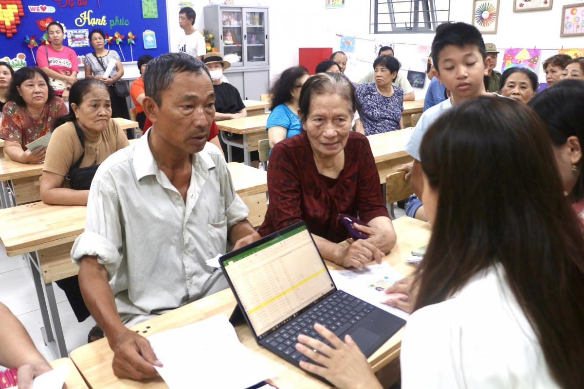 Người dân phường Cửa Nam: “Vui lắm khi nhận quà Tết Độc lập”