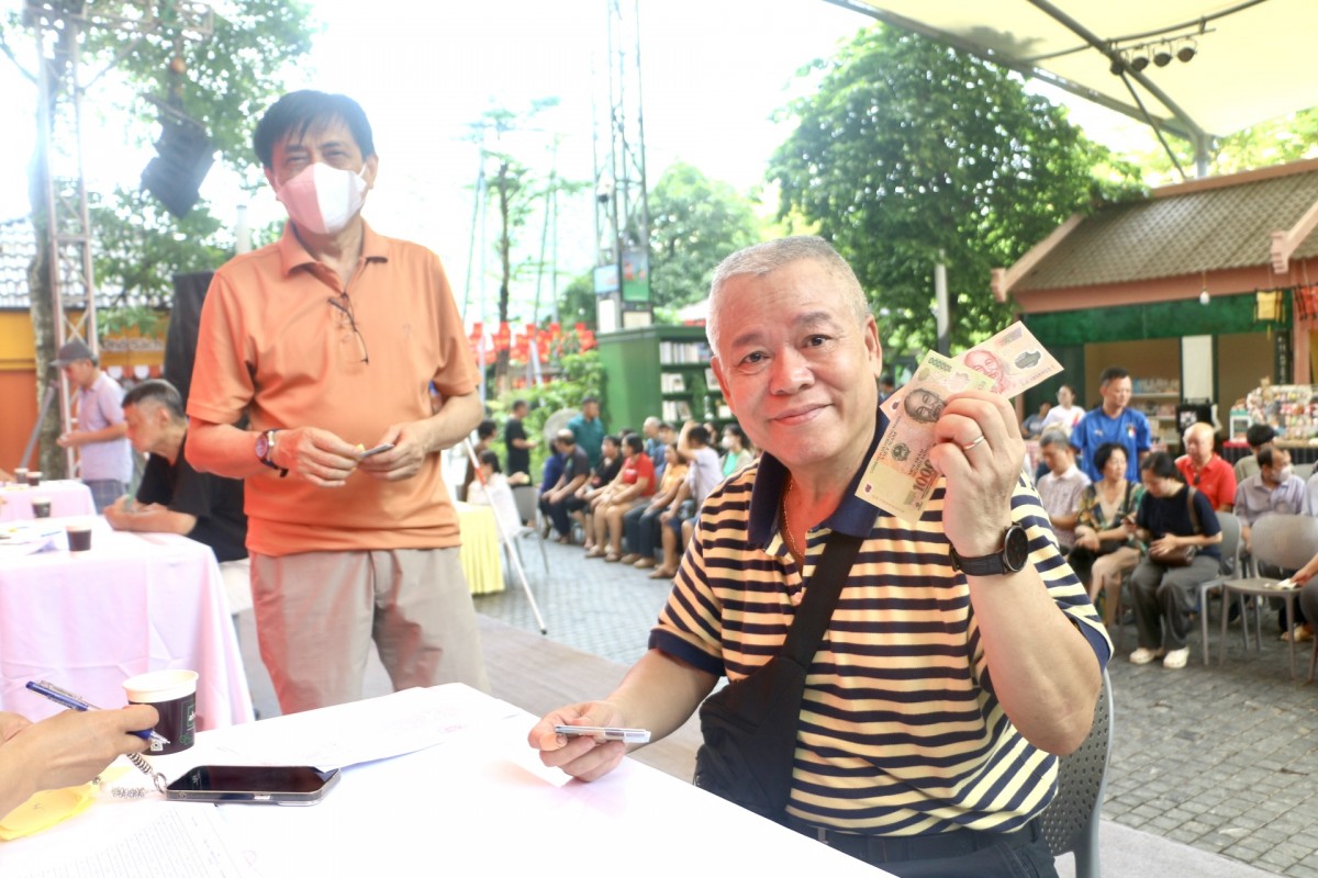 Người dân phường Cửa Nam: “Vui lắm khi nhận quà Tết Độc lập”