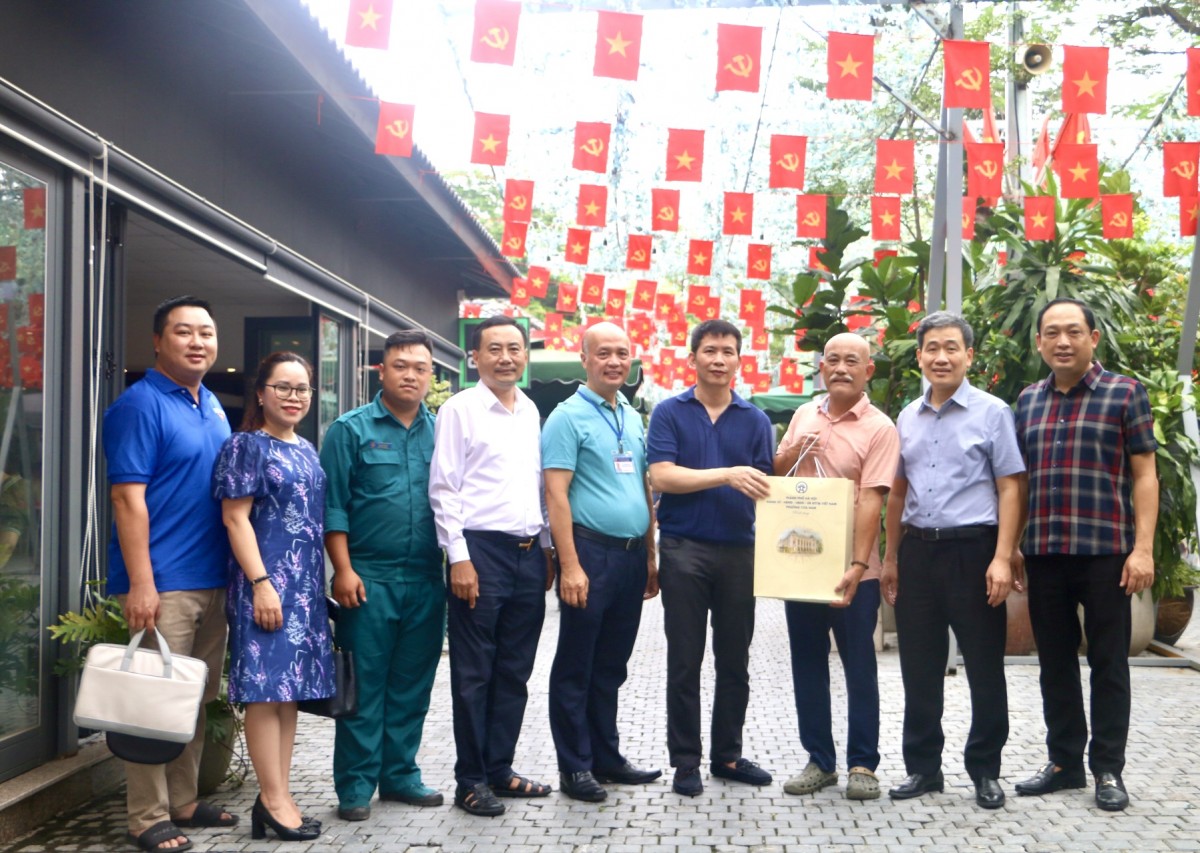 Người dân phường Cửa Nam: “Vui lắm khi nhận quà Tết Độc lập”