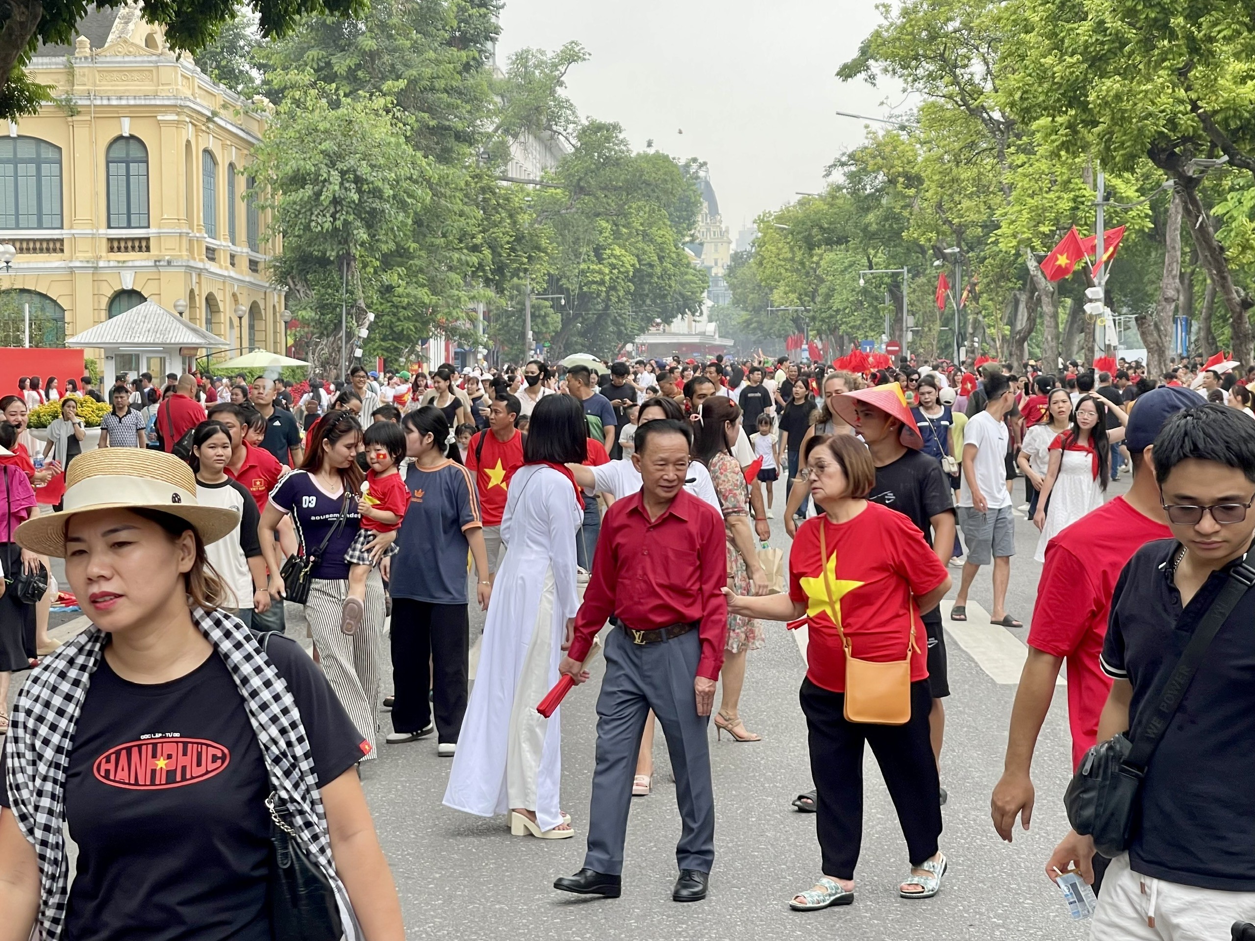 Hàng nghìn người dân đổ về trung tâm Thủ đô, háo hức chờ đón lễ diễu binh