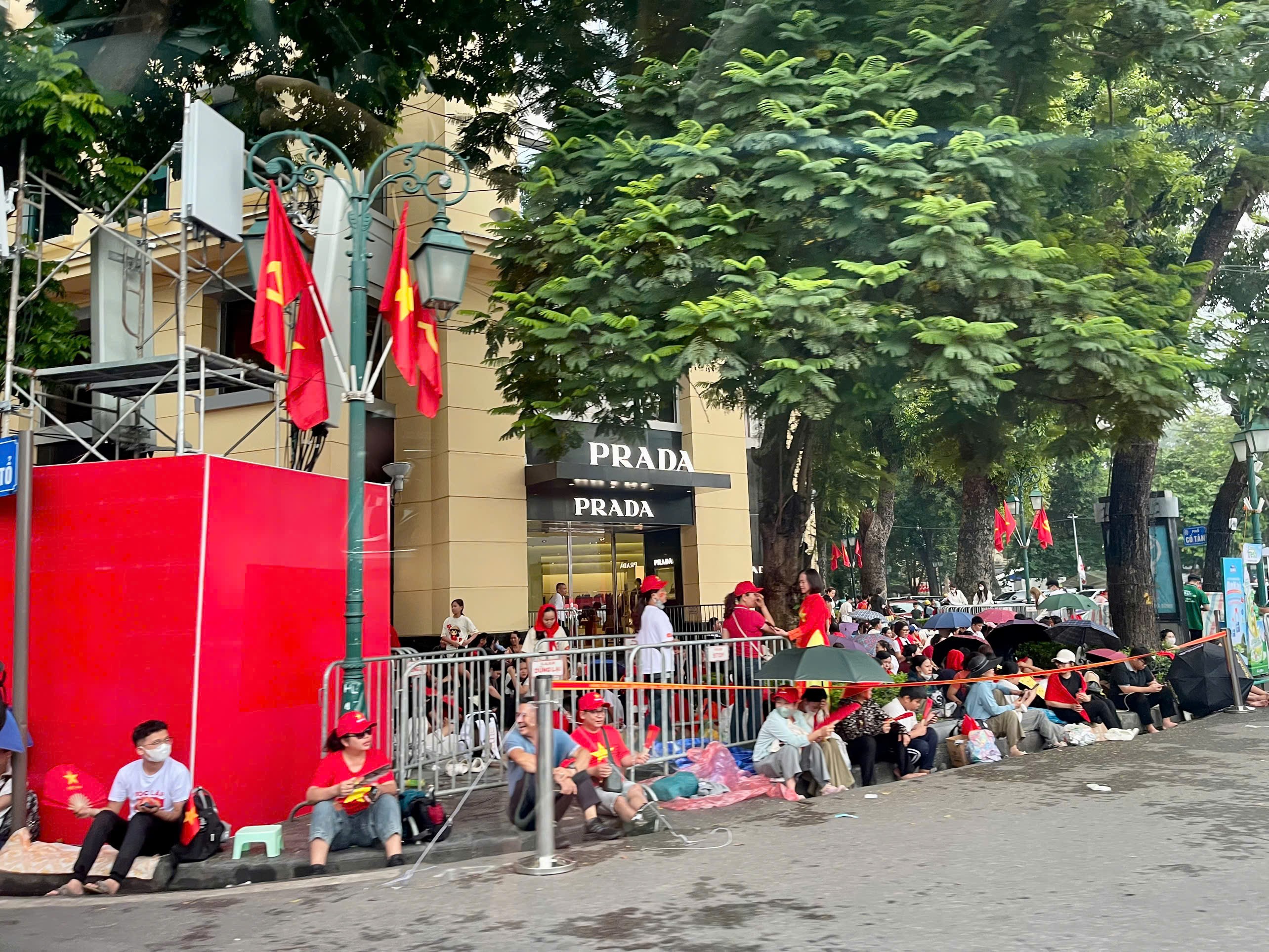 Hàng nghìn người dân đổ về trung tâm Thủ đô, háo hức chờ đón lễ diễu binh