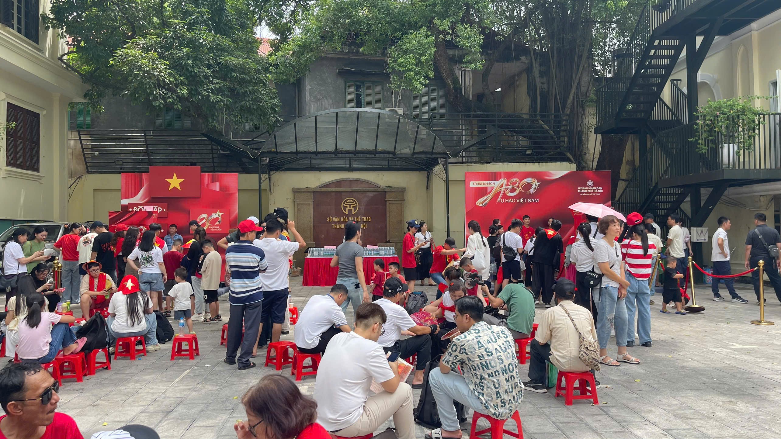 Hàng nghìn người dân đổ về trung tâm Thủ đô, háo hức chờ đón lễ diễu binh