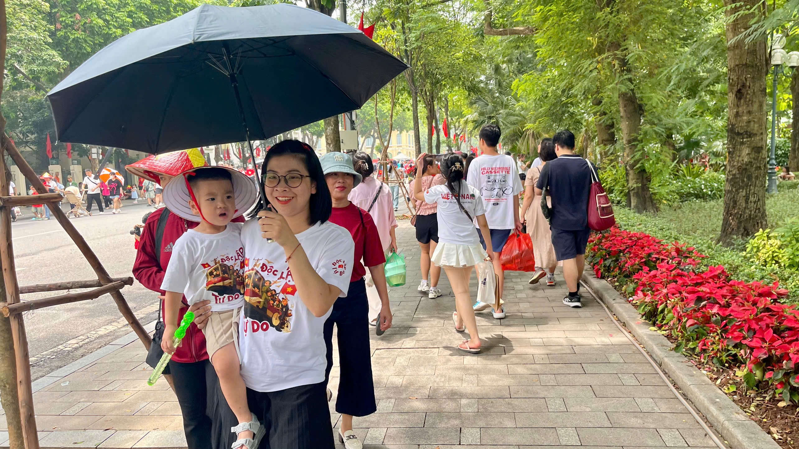 Hàng nghìn người dân đổ về trung tâm Thủ đô, háo hức chờ đón lễ diễu binh