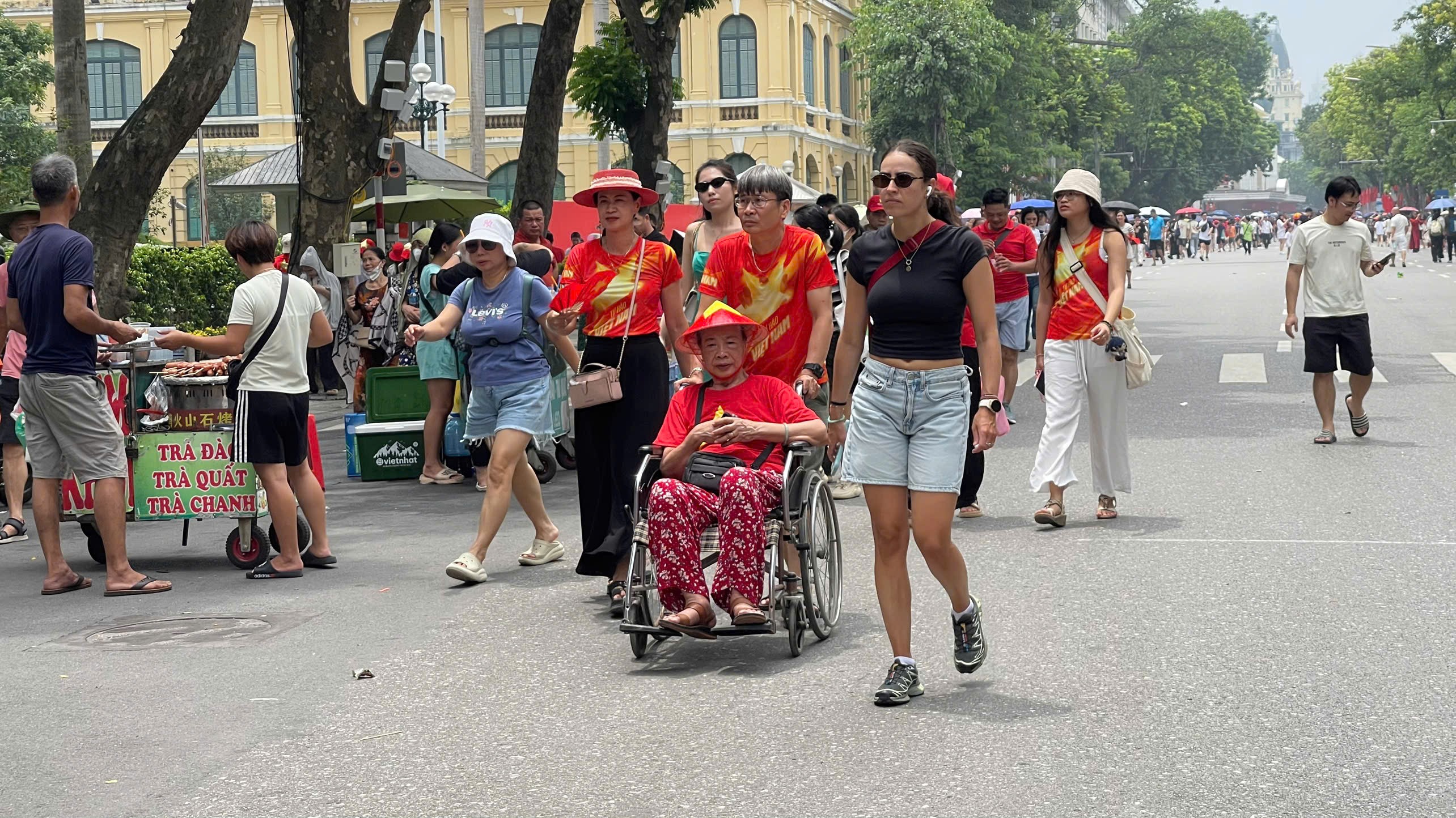 Hàng nghìn người dân đổ về trung tâm Thủ đô, háo hức chờ đón lễ diễu binh