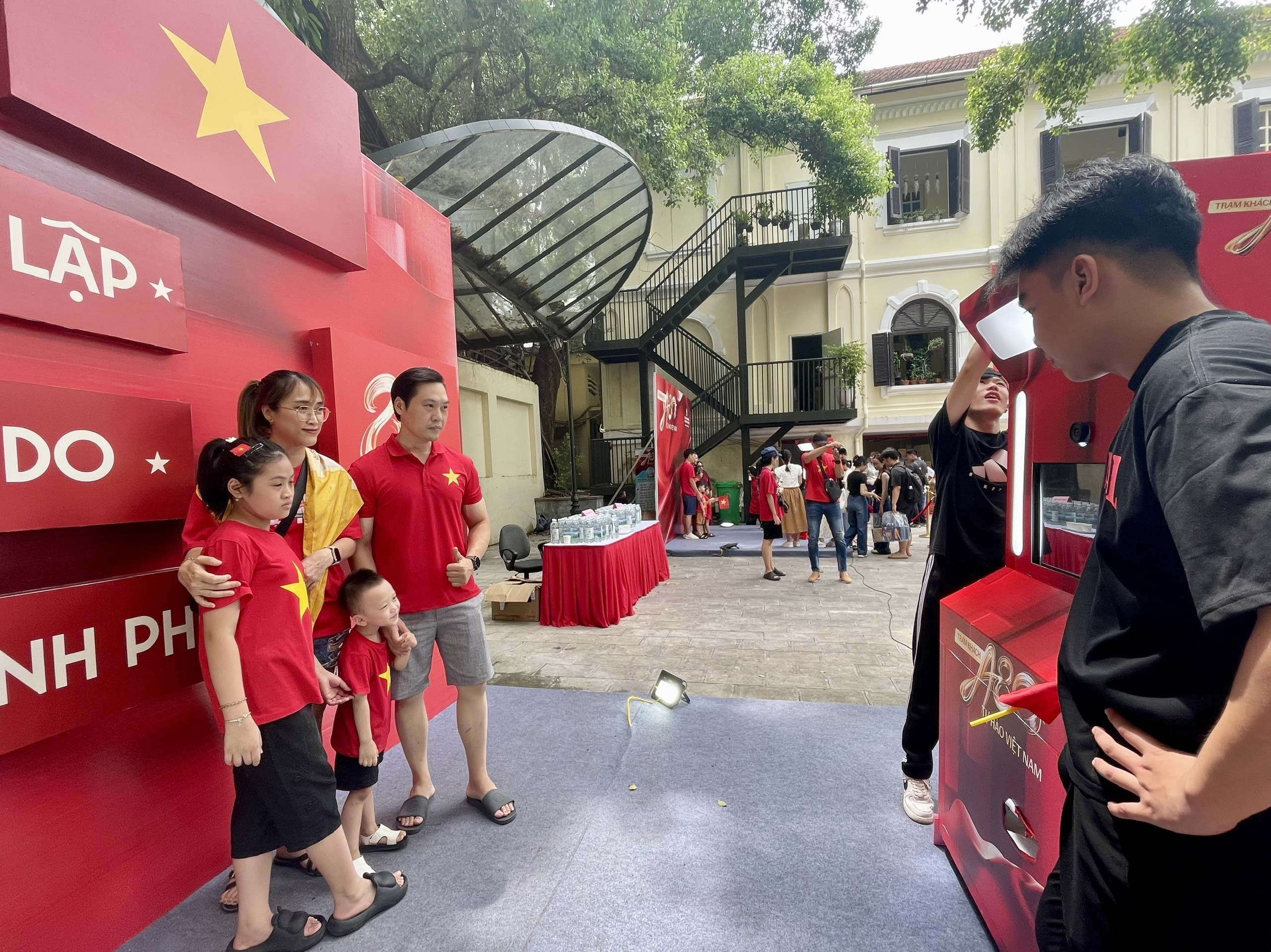 Hàng nghìn người dân đổ về trung tâm Thủ đô, háo hức chờ đón lễ diễu binh