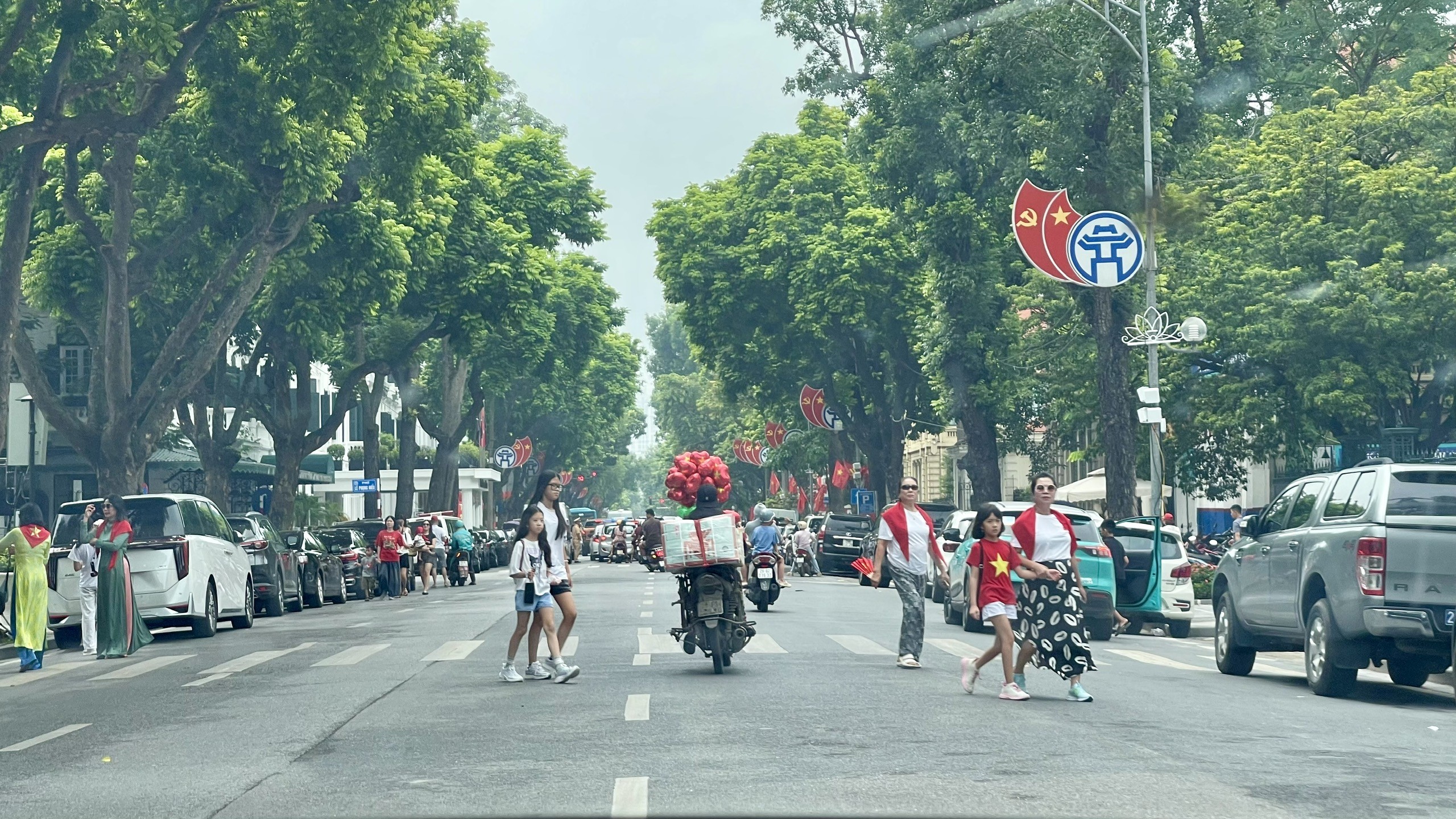 Hàng nghìn người dân đổ về trung tâm Thủ đô, háo hức chờ đón lễ diễu binh