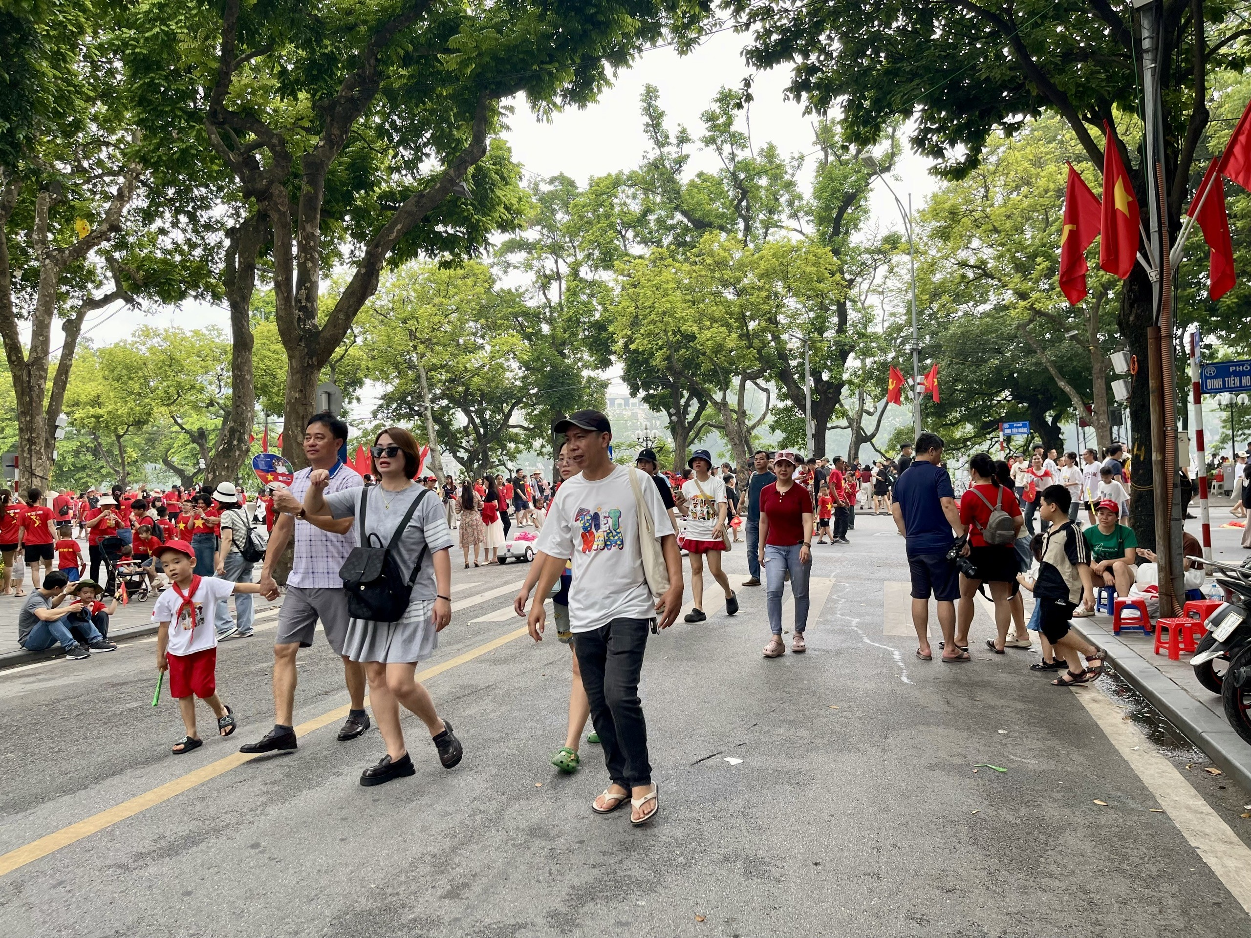 Hàng nghìn người dân đổ về trung tâm Thủ đô, háo hức chờ đón lễ diễu binh