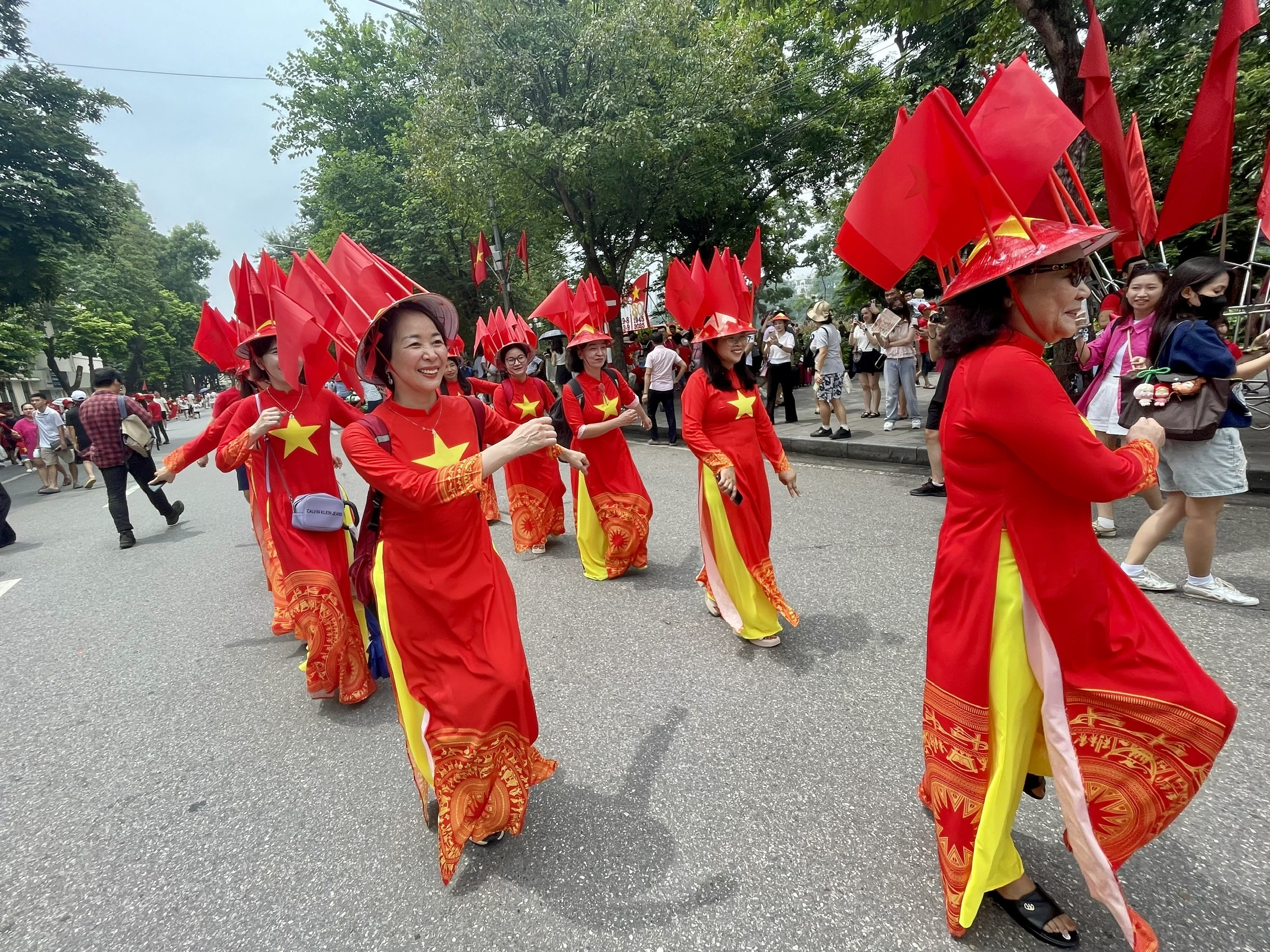 Hàng nghìn người dân đổ về trung tâm Thủ đô, háo hức chờ đón lễ diễu binh