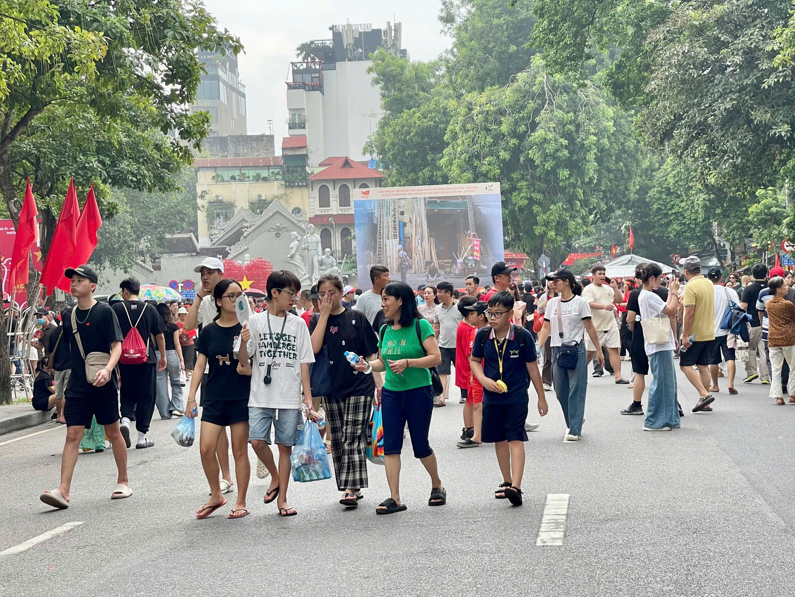 Hàng nghìn người dân đổ về trung tâm Thủ đô, háo hức chờ đón lễ diễu binh