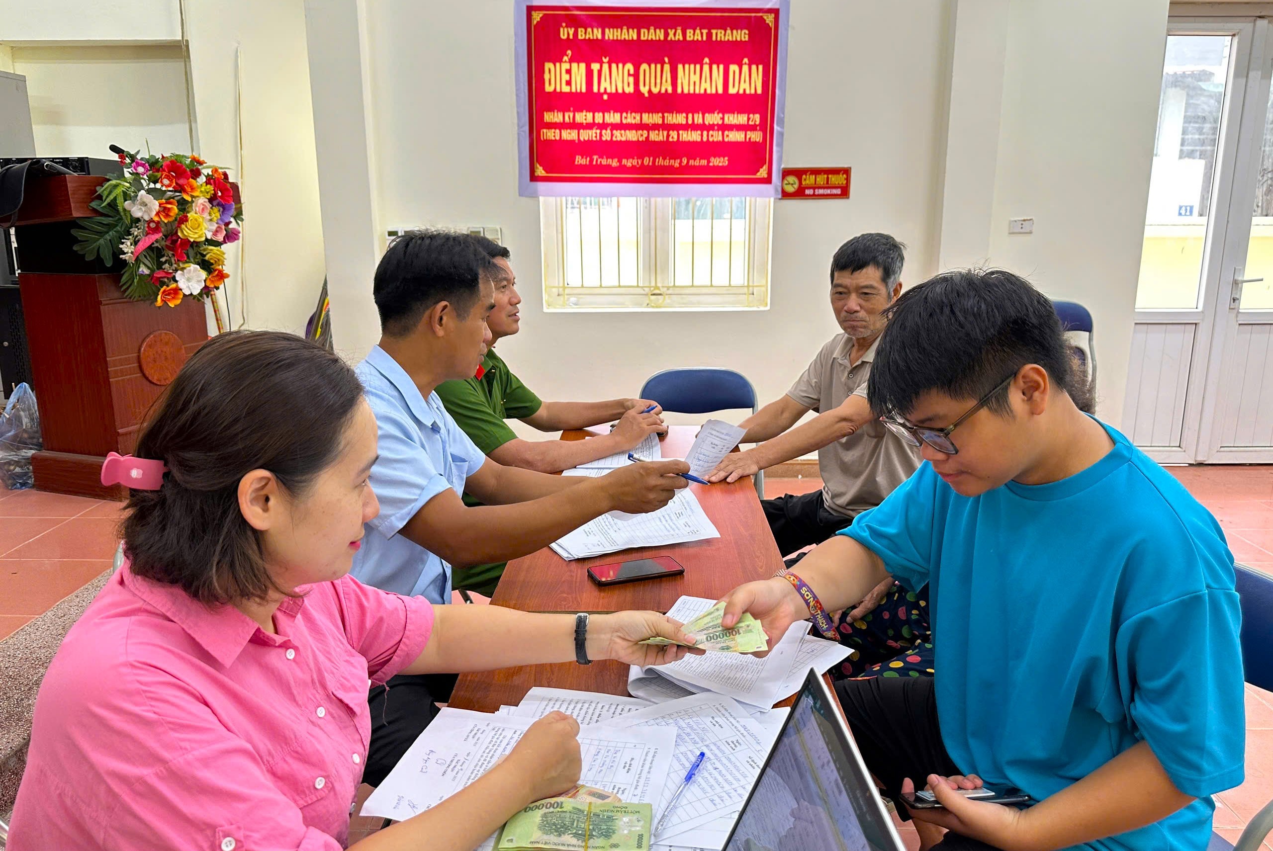 Người dân xúc động nhận quà Tết Độc lập