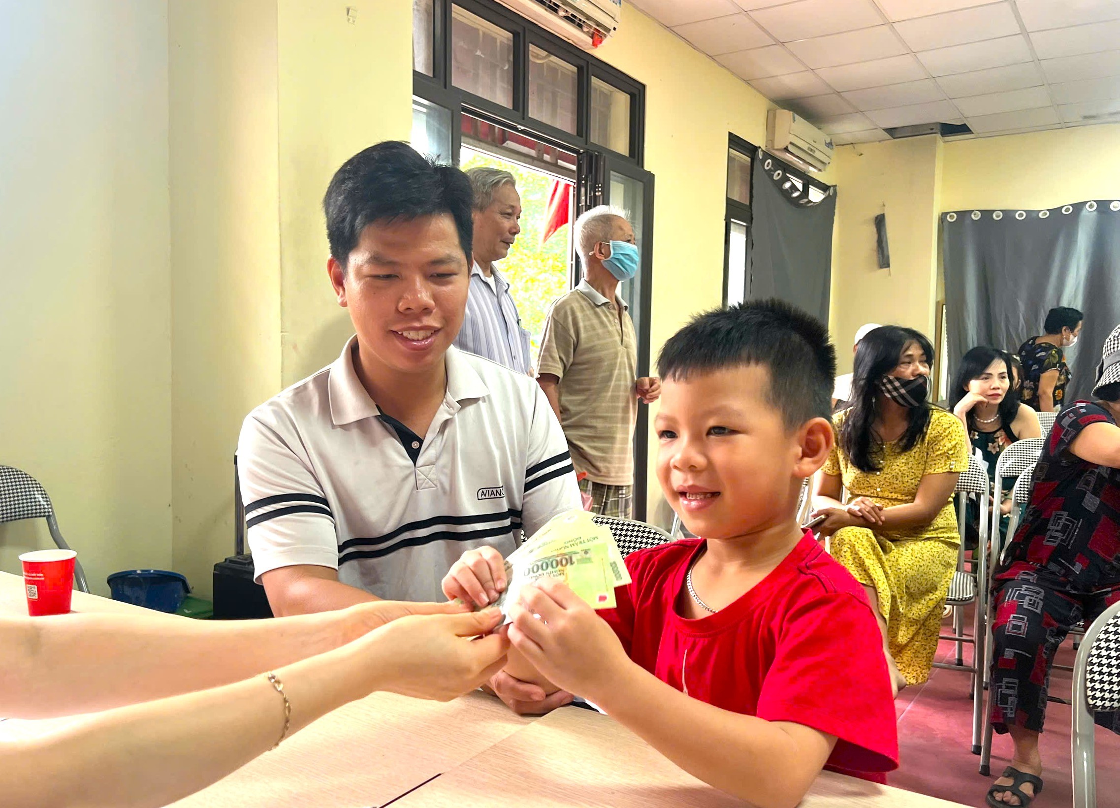 Người dân xúc động nhận quà Tết Độc lập