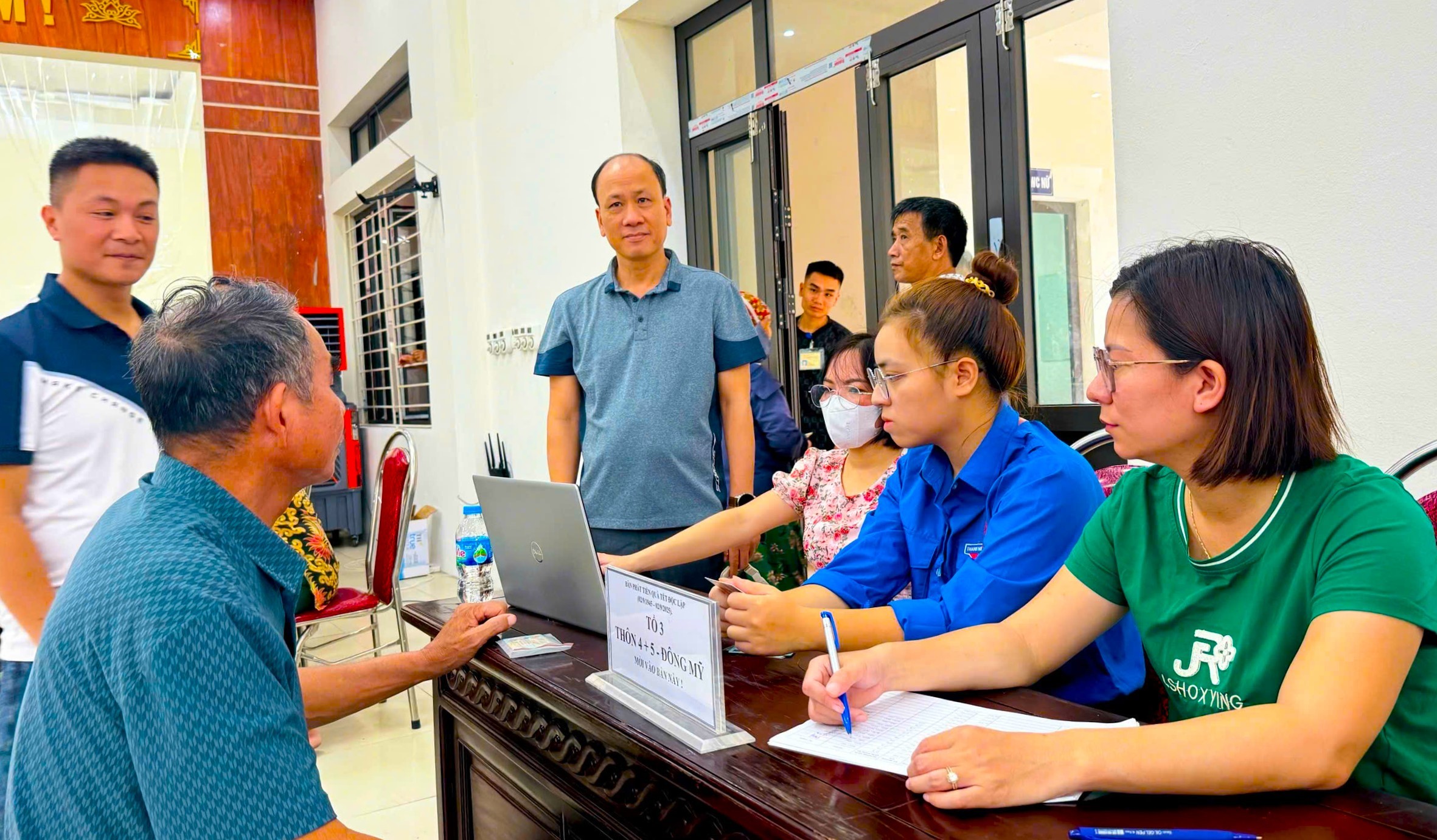 Người dân xúc động nhận quà Tết Độc lập