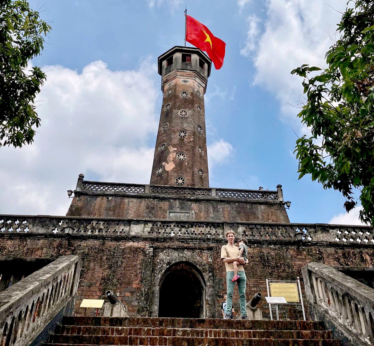 Hà Nội trong mắt bạn bè quốc tế: Niềm tự hào lan tỏa từ sắc đỏ sao vàng