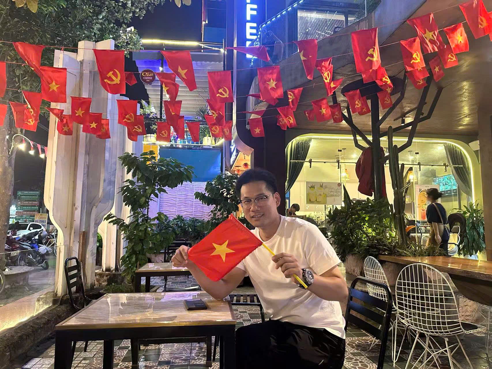 Hà Nội trong mắt bạn bè quốc tế: Niềm tự hào lan tỏa từ sắc đỏ sao vàng