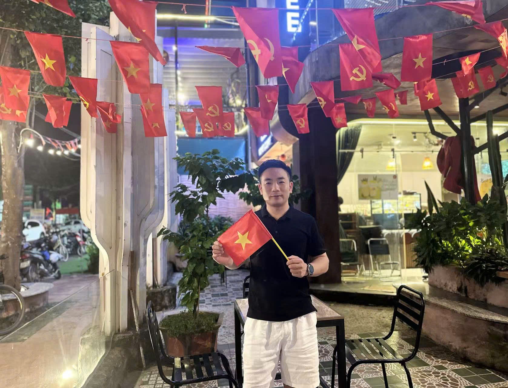 Hà Nội trong mắt bạn bè quốc tế: Niềm tự hào lan tỏa từ sắc đỏ sao vàng