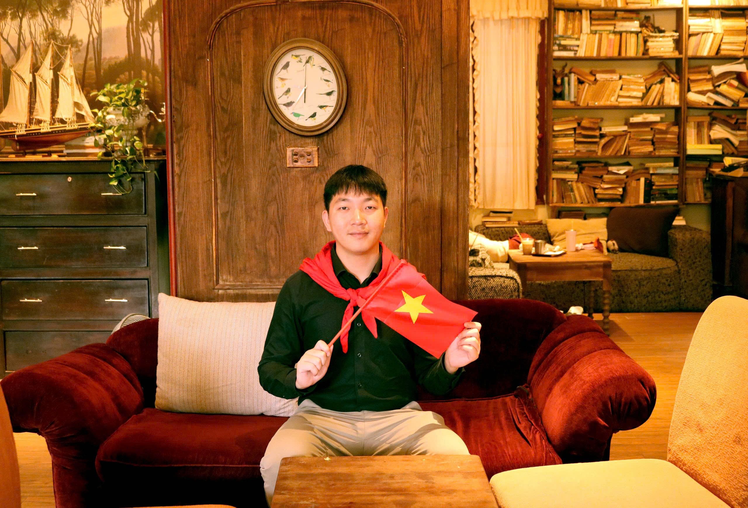 Hà Nội trong mắt bạn bè quốc tế: Niềm tự hào lan tỏa từ sắc đỏ sao vàng