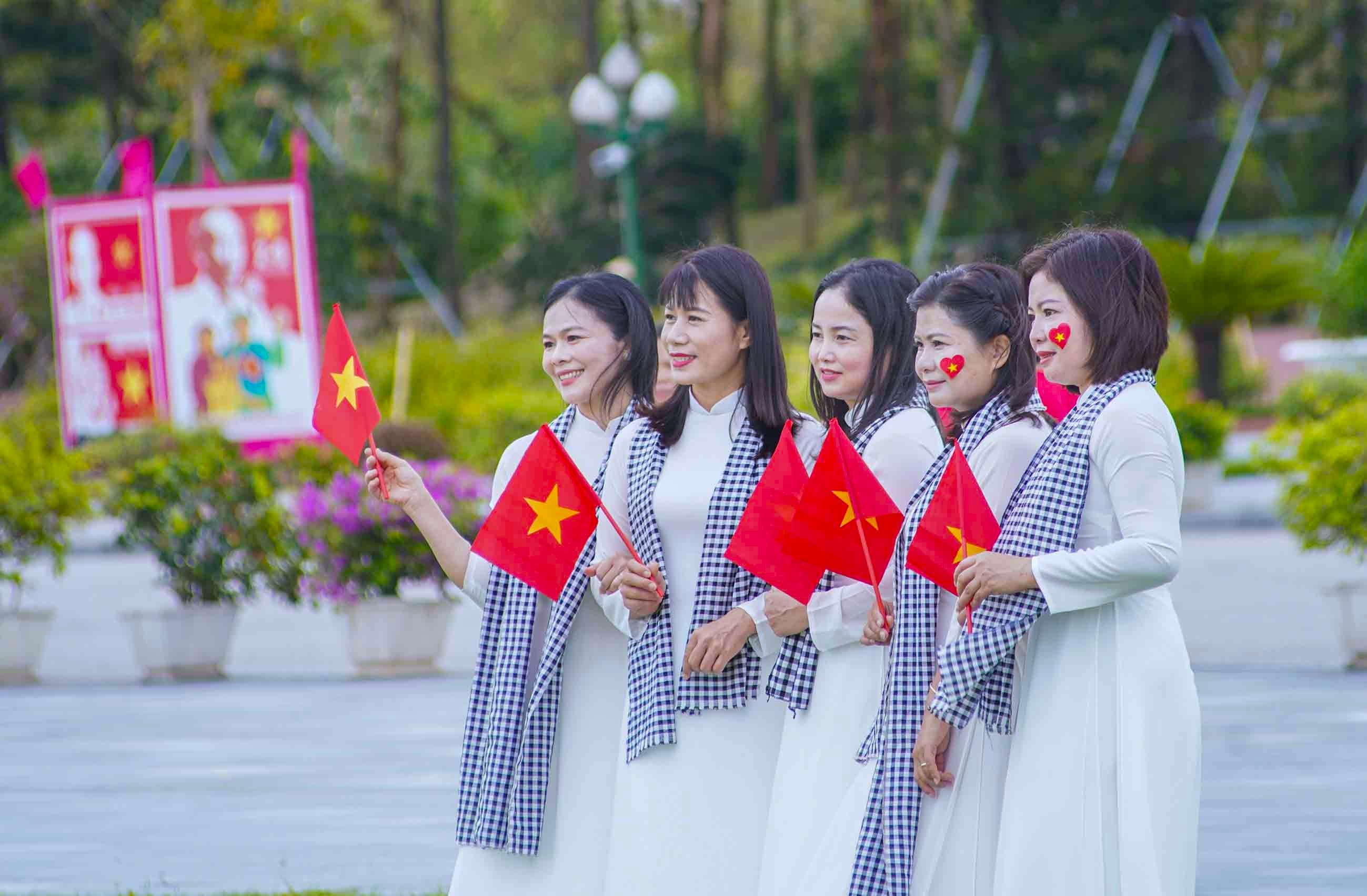 Rực rỡ cờ đỏ sao vàng trên quê hương cách mạng Nghệ An