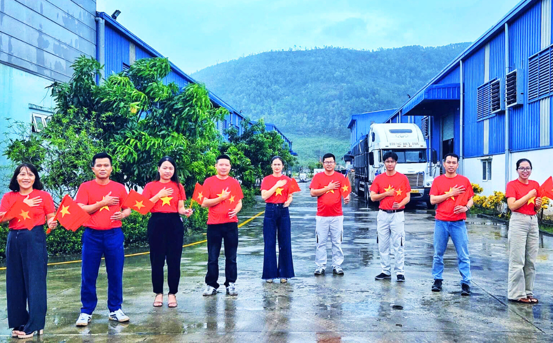 Rực rỡ cờ đỏ sao vàng trên quê hương cách mạng Nghệ An