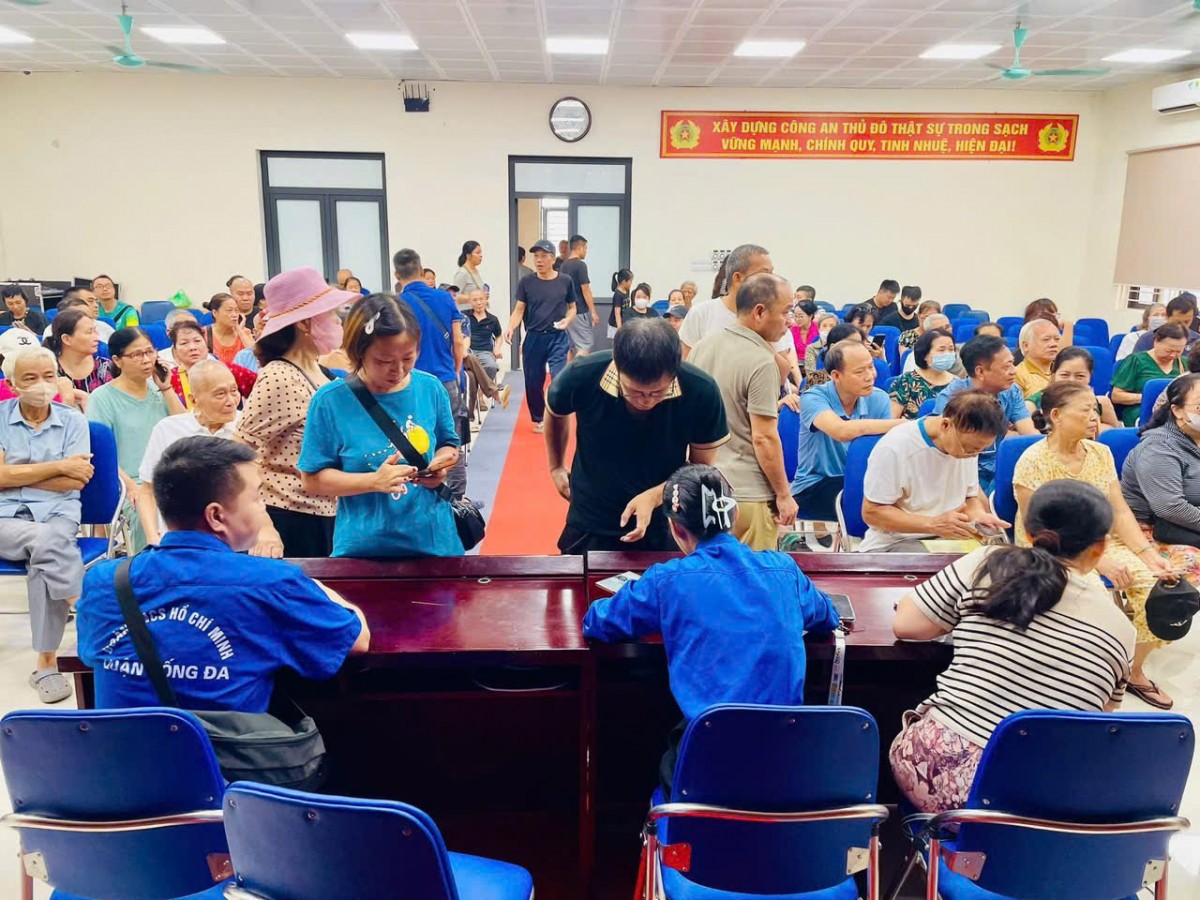 Người dân phường Đống Đa phấn khởi nhận quà nhân kỷ niệm 80 năm Quốc khánh