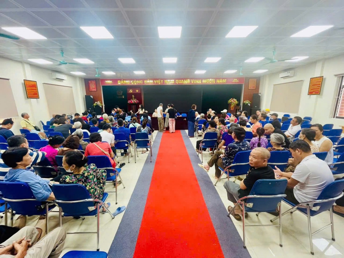 Người dân phường Đống Đa phấn khởi nhận quà nhân kỷ niệm 80 năm Quốc khánh