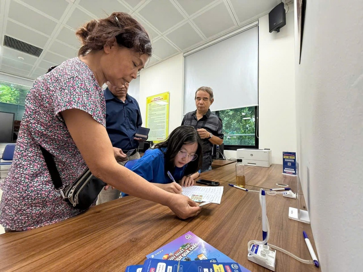 Người dân phường Đống Đa phấn khởi nhận quà nhân kỷ niệm 80 năm Quốc khánh