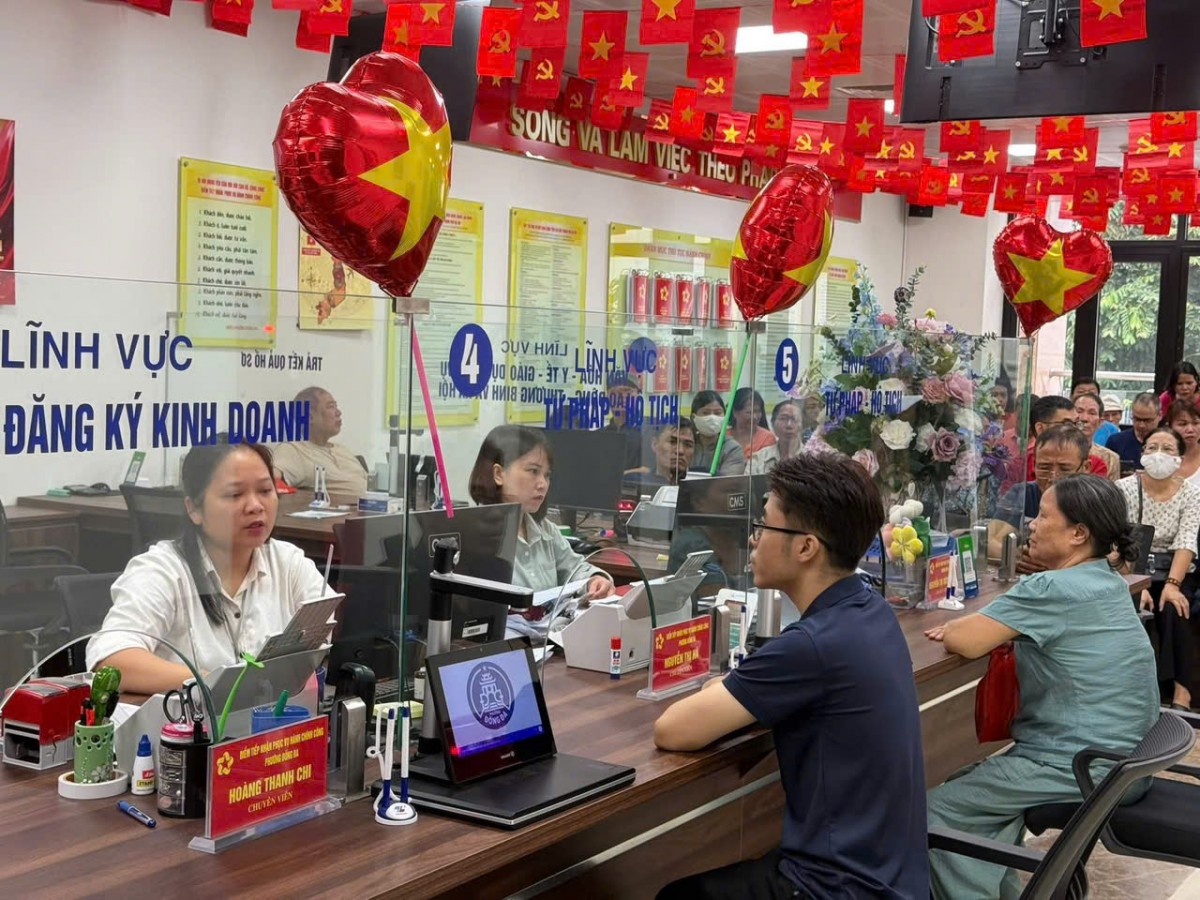 Người dân phường Đống Đa phấn khởi nhận quà nhân kỷ niệm 80 năm Quốc khánh