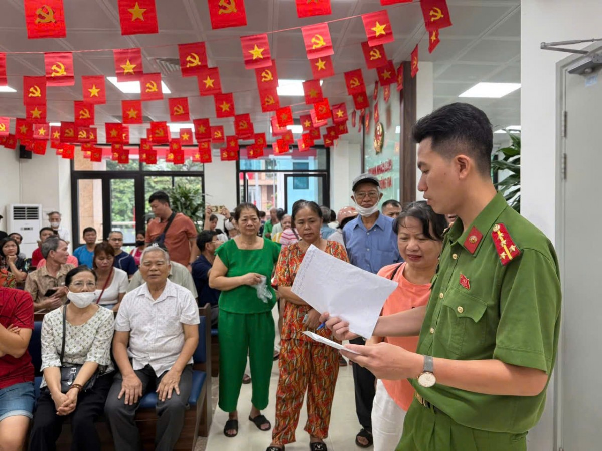 Người dân phường Đống Đa phấn khởi nhận quà nhân kỷ niệm 80 năm Quốc khánh