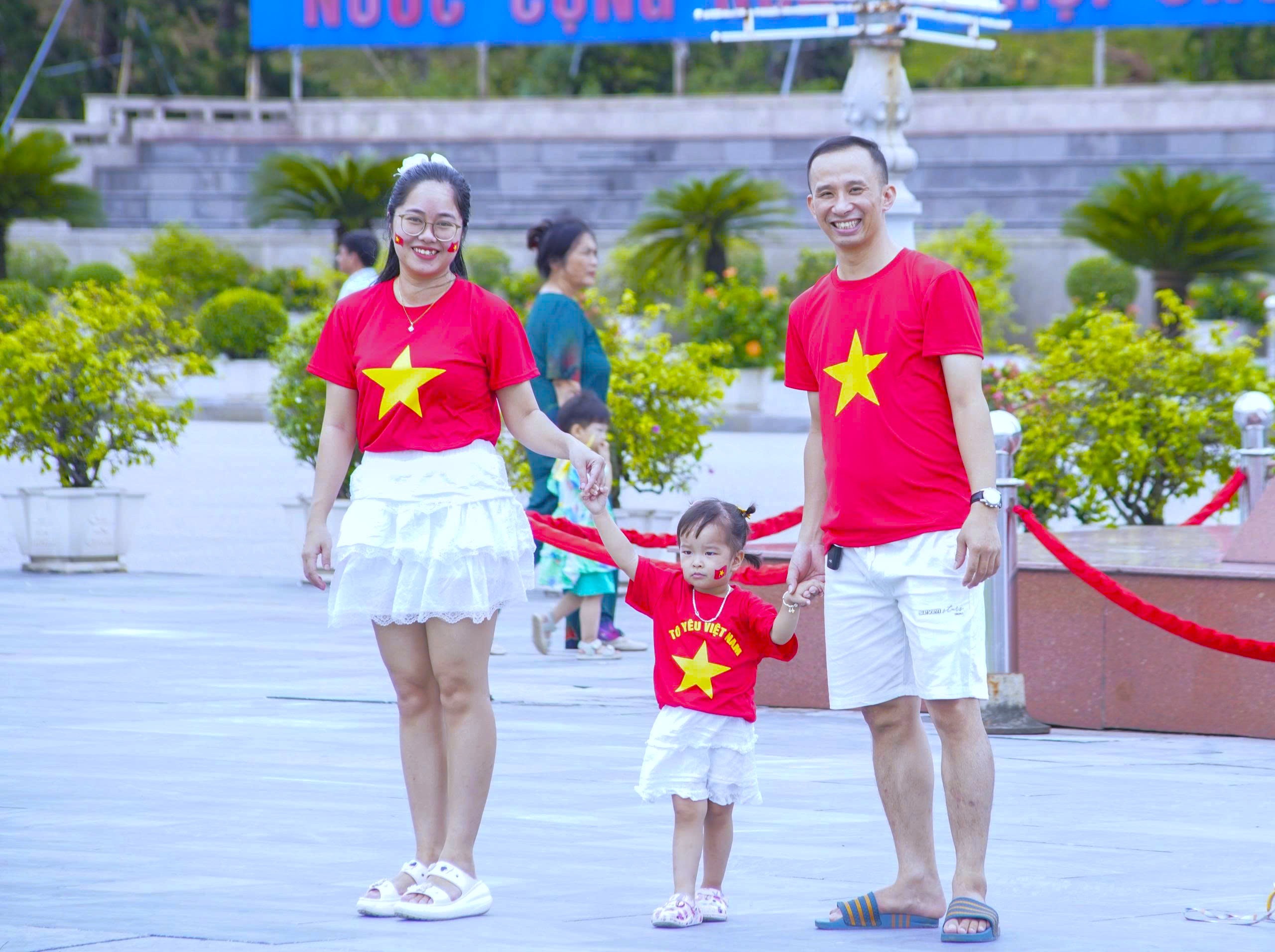 Rực rỡ cờ đỏ sao vàng trên quê hương cách mạng Nghệ An