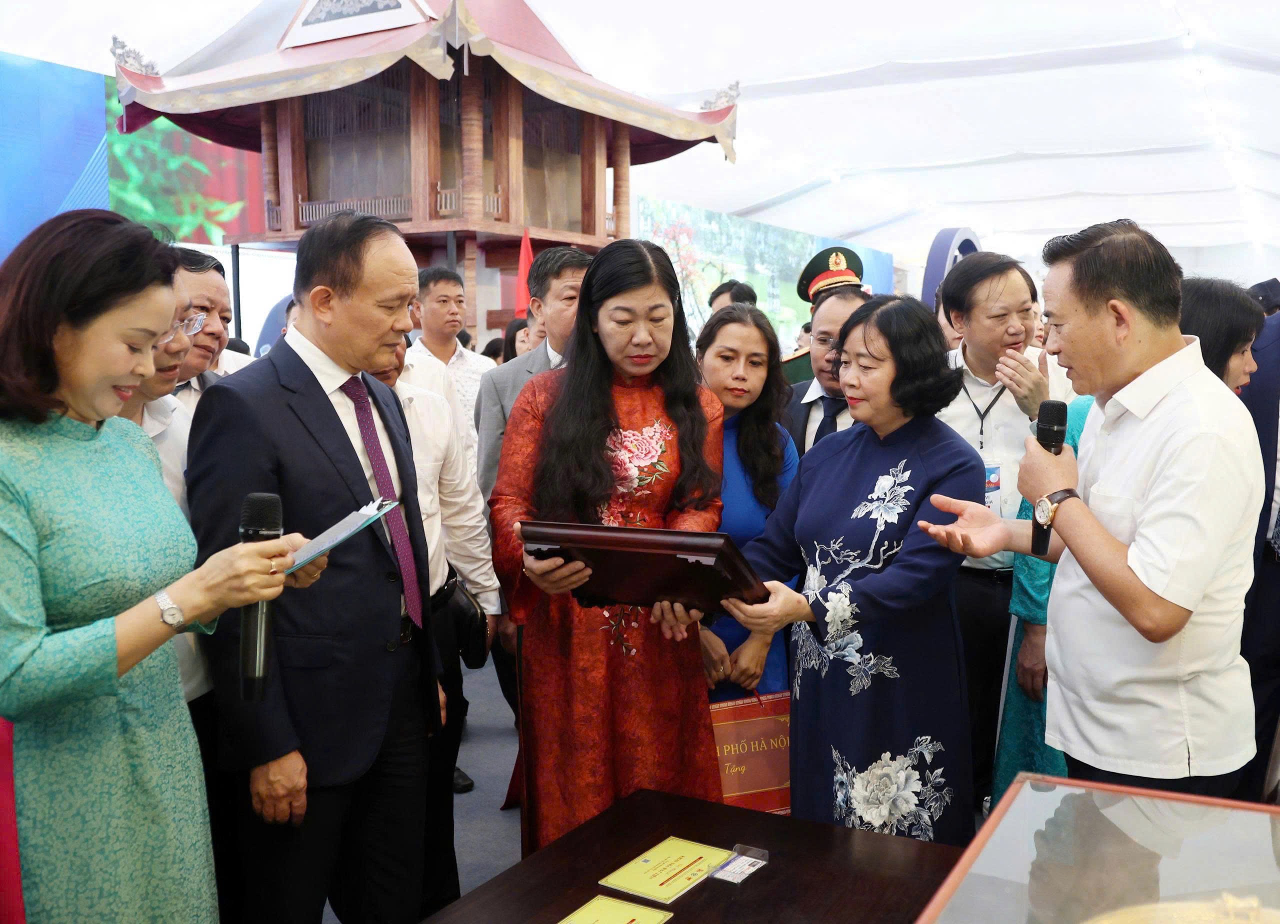 Lãnh đạo thành phố Hà Nội tham quan 2 không gian trưng bày của Hà Nội tại Trung tâm Triển lãm Việt Nam Lãnh đạo thành phố Hà Nội tham quan 2 không gian trưng bày của Hà Nội tại Trung tâm Triển lãm Việt Nam