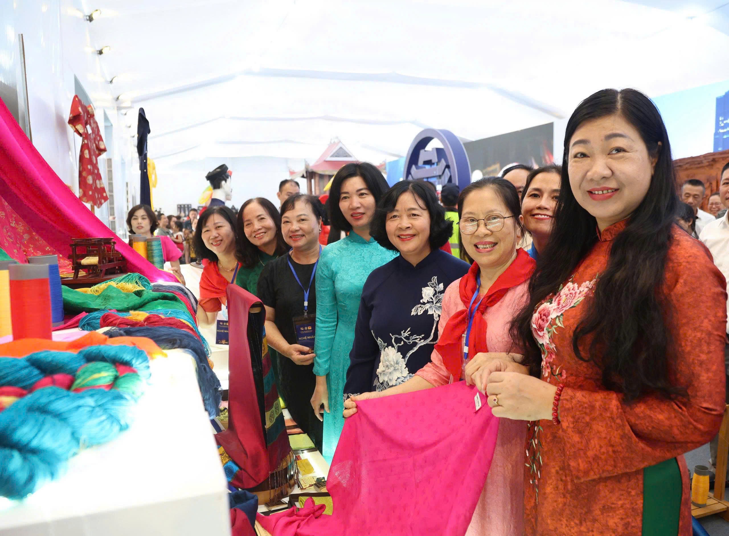 Lãnh đạo thành phố Hà Nội tham quan 2 không gian trưng bày của Hà Nội tại Trung tâm Triển lãm Việt Nam Lãnh đạo thành phố Hà Nội tham quan 2 không gian trưng bày của Hà Nội tại Trung tâm Triển lãm Việt Nam