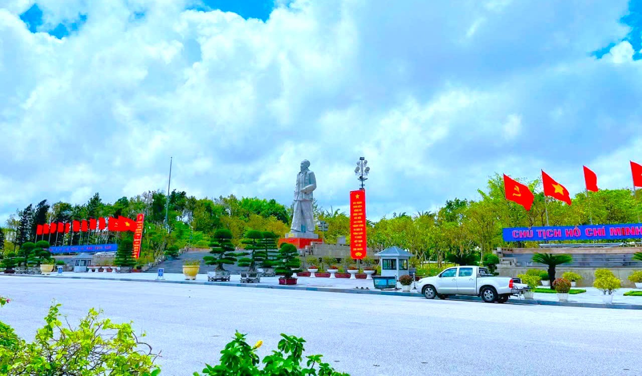 Rực rỡ cờ đỏ sao vàng trên quê hương cách mạng Nghệ An