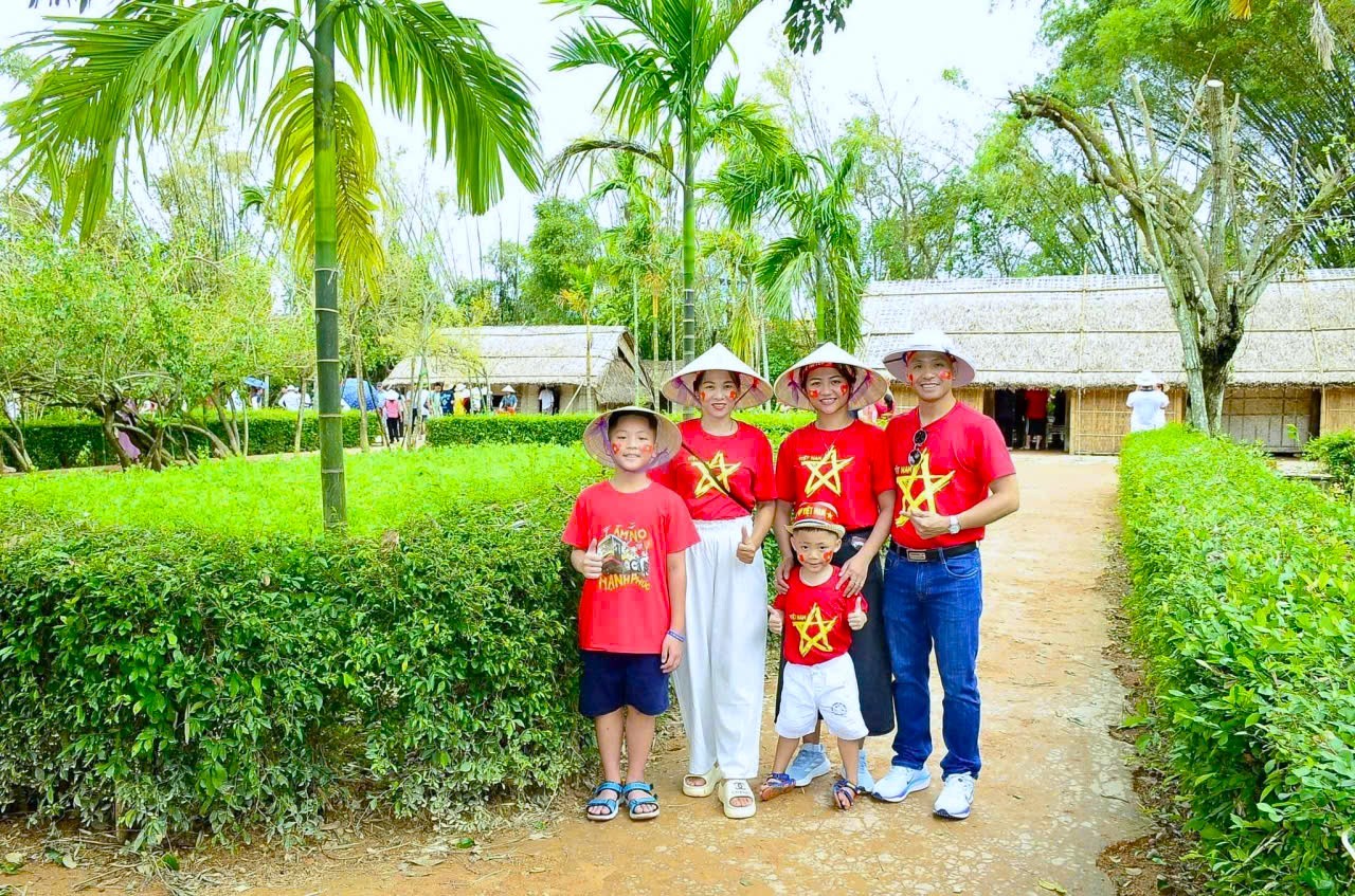 Rực rỡ cờ đỏ sao vàng trên quê hương cách mạng Nghệ An