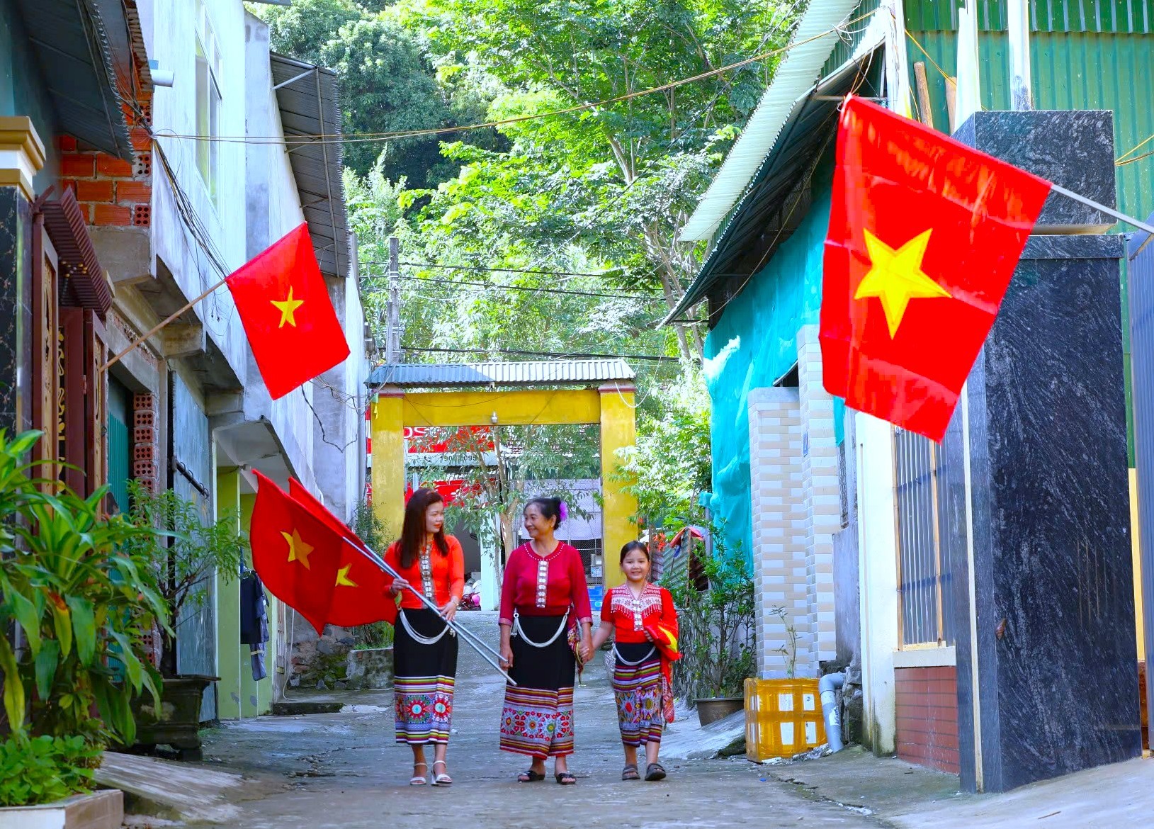 Rực rỡ cờ đỏ sao vàng trên quê hương cách mạng Nghệ An